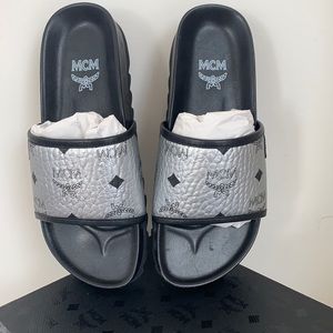 Women’s mcm slides 🔥🔥🔥🔥